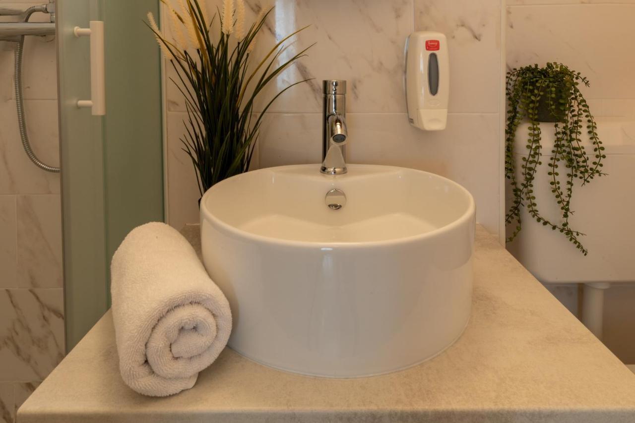 Urban Haven: 2br In Center Appartamento